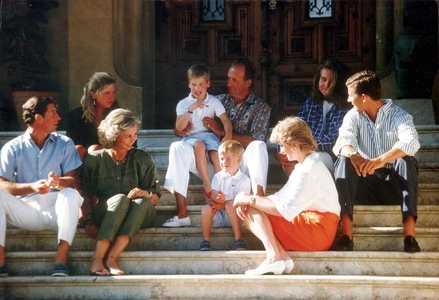 KingCharles, Infanta Elena, Queen Sophia, Prince Harry on the knee of King Juan Carlos, Prince Harry, Princess Diana, Infanta Cristina, King Felipe pictured in Mallorca in 1988