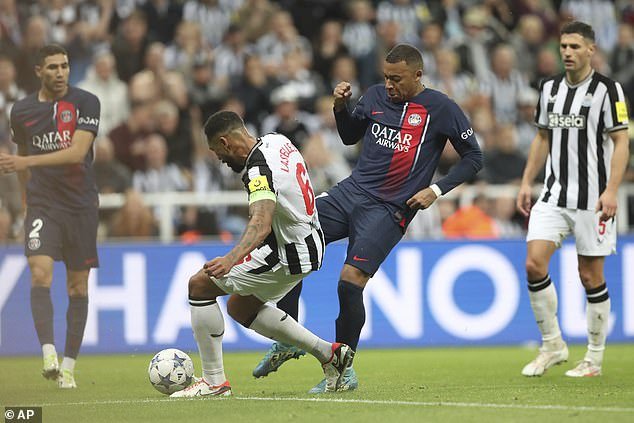 Despite doubts before the match, Jamaal Lascelles (center) managed to keep Kylian Mbappé under control