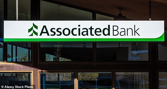 Midwest-based Associated Bank has filed to close eight locations – five in Wisconsin and three in Illinois, according to a weekly bulletin published by regulator the Office of the Comptroller of the currency (OCC).