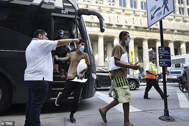 Migrants are seen arriving in Chicago on a bus from Texas