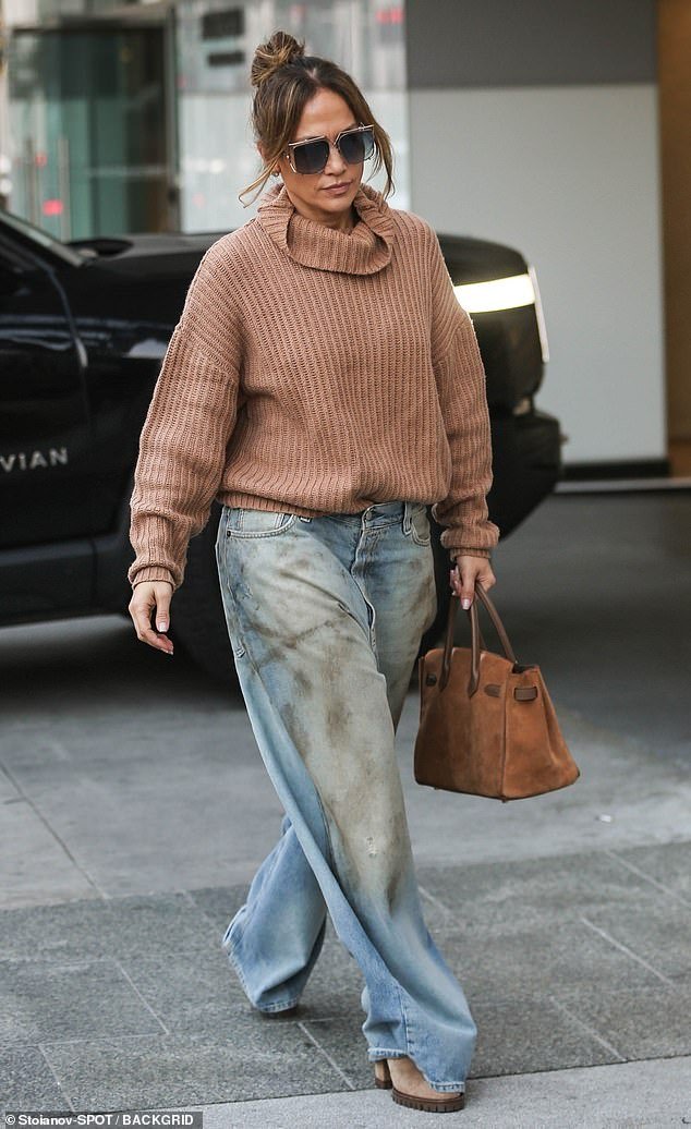 Jennifer Lopez Looks Stylish In Baggy Jeans And Cozy Turtleneck Sweater ...