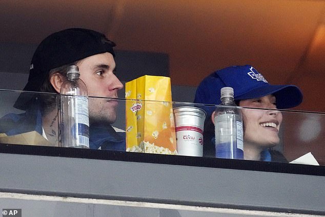 Canadian singer Justin Bieber and his wife Hailey received a warm welcome at the Toronto Maple Leafs hockey game on Wednesday