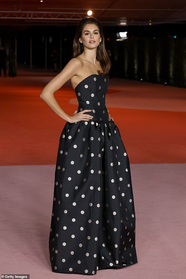 Kaia Gerber Stuns In A Strapless Black Polka Dot Gown As She Poses At ...