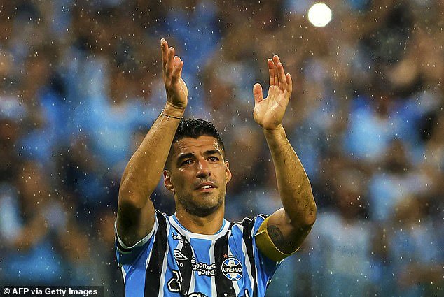Luis Suarez said goodbye to the fans at Gremio after playing his last match with the team