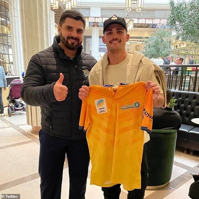 President of the Ukrainian Rugby League Federation Artur Martyrosia with Cleary and a Ukrainian jersey