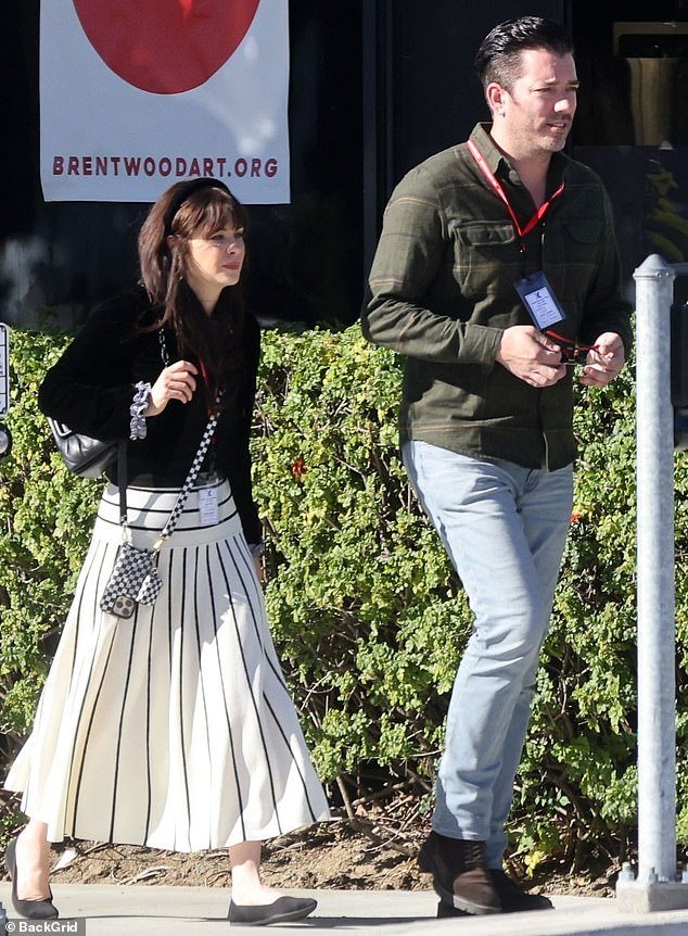 Zooey Deschanel and Jonathan Scott gave a loving exhibition in Brentwood on Tuesday afternoon