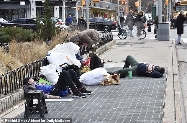 Homeless people on 1st Avenue between 20 and 21st streets, Manhattan, USA, January 27, 2023