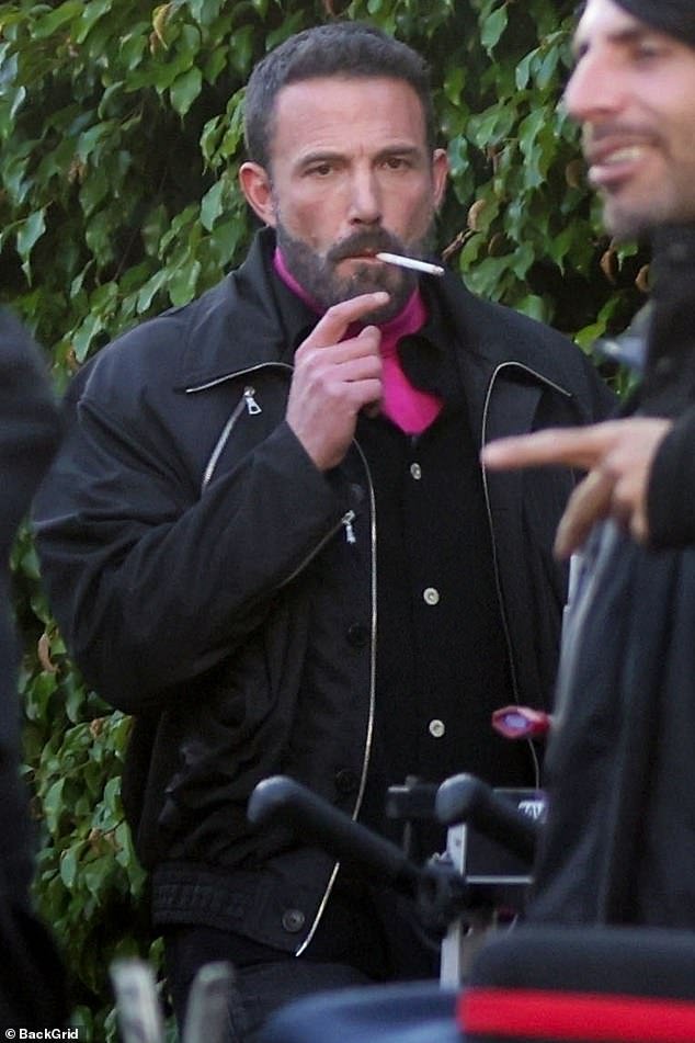 Affleck took a cigarette break when he wasn't busy filming