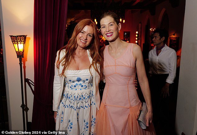 She posed for a photo with Australian actress and writer Isla Fisher, who presented stylishly in a blue and white floral dress