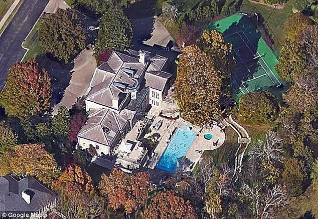 Two years after tying the knot in 2008, the Oscar winner and chart-topping crooner bought the 20-room Nashville mansion in the country music capital for $4.89 million.
