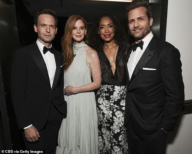 The four former co-stars happily posed backstage at the Golden Globes on Sunday evening