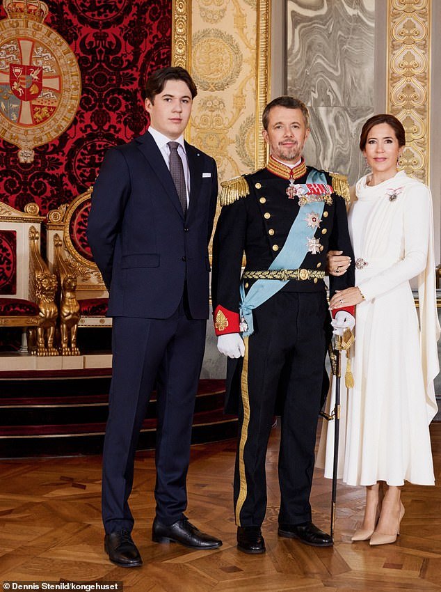 1705705602 634 First official portraits of King Frederik and Queen Mary as
