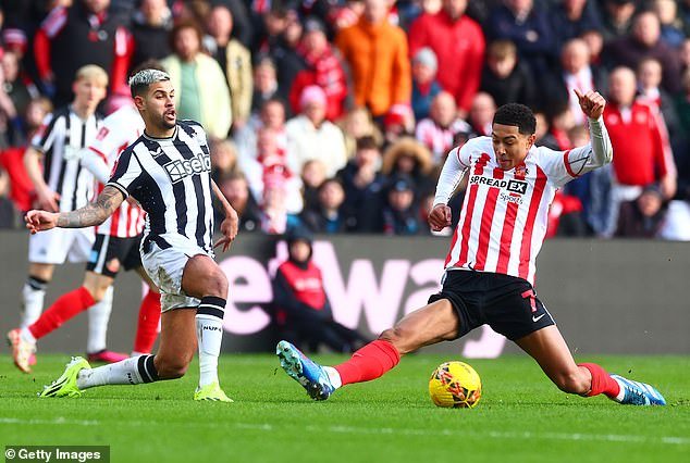Sunderland's red and white striped kit was contrasted against the visitors' black and white jerseys, meaning there was insufficient contrast to allow the colour-blind crowd to tell them apart.