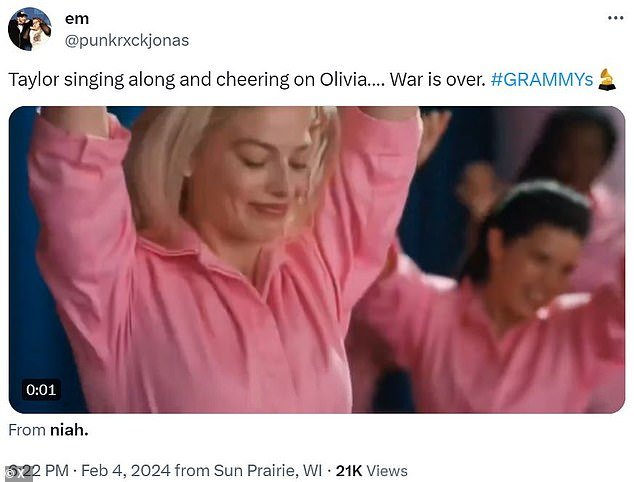 “Taylor sings along and cheers for Olivia… the war is over,” one user wrote on X after seeing the performance
