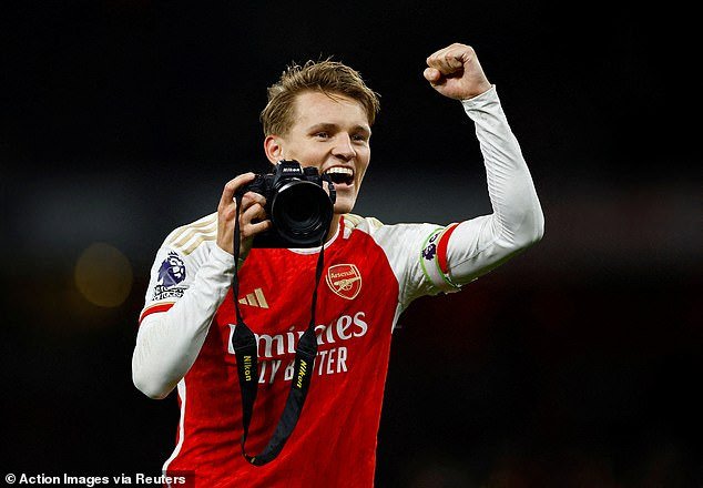 Martin Odegaard had some fun with the club photographer at the end of the match and took pictures of him celebrating in the Emirates