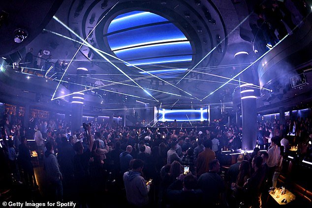Davis' afterparty will take place at Fontainebleau's LIV nightclub after the Super Bowl