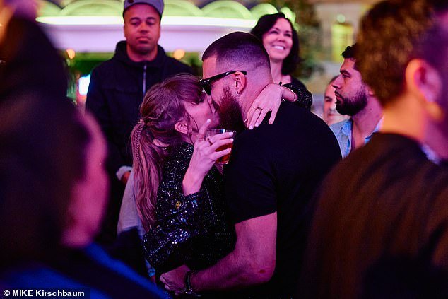 Kelce and Swift kissed to her song 