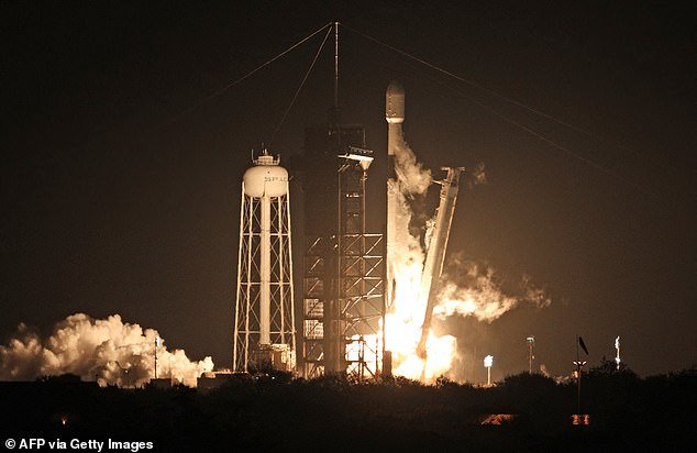 A SpaceX Falcon 9 rocket lifts off from launch pad LC-39A at the Kennedy Space Center with Intuitive Machines' Nova-C lunar lander mission, in Cape Canaveral