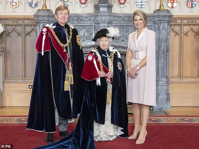 The Dutch royal family poses next to his wife Queen Máxima and the late queen in the photo, which was taken prior to the Order of the Garter service in St. George's Chapel in 2019.