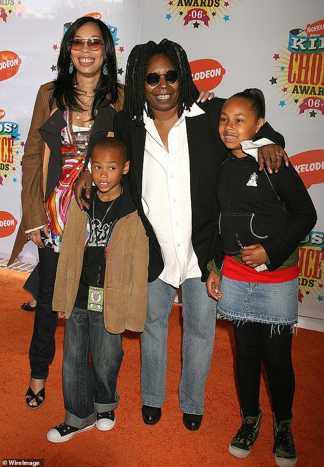 The Academy Award winner pictured with her daughter Alexandrea and two of her grandchildren in 2006
