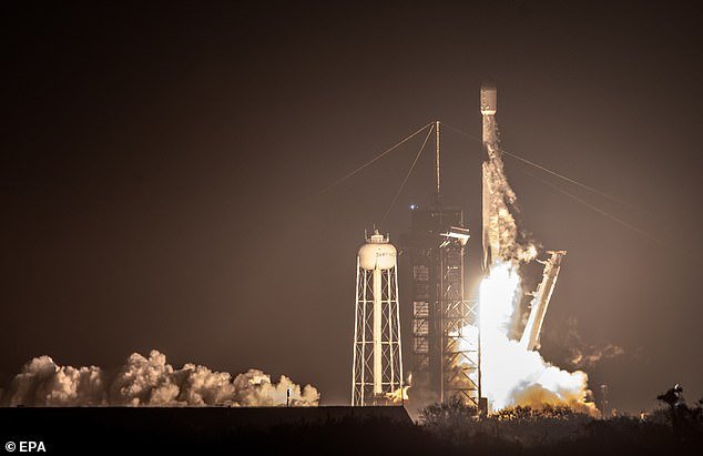 NASA's Nova-C lunar lander, encased in the fairing of a SpaceX Falcon 9 rocket, part of the Intuitive Machines IM-1 mission, lifts off from Launch Complex 39A at the Kennedy Space Center
