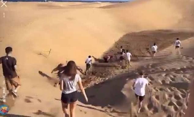 Excited crowds gathered to search for a briefcase containing the money in the dunes of Maspalomas in the south of the island, buried to create publicity for a concert