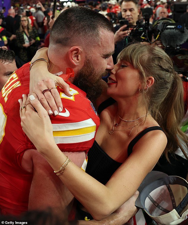 Swift celebrated with boyfriend Travis Kelce after Kansas City defeated the 49ers in Las Vegas