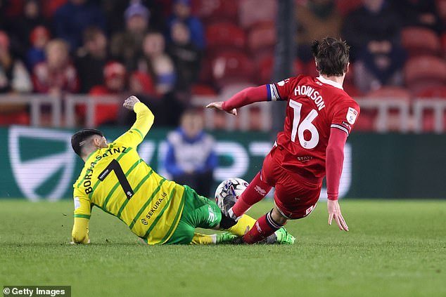 After this came together for the ball, Sainz, on his back, raised his studs to Howson