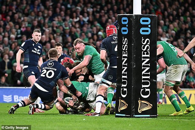 Andrew Porter crashed out for Ireland's second try after Ewan Ashman was sent to the sin bin