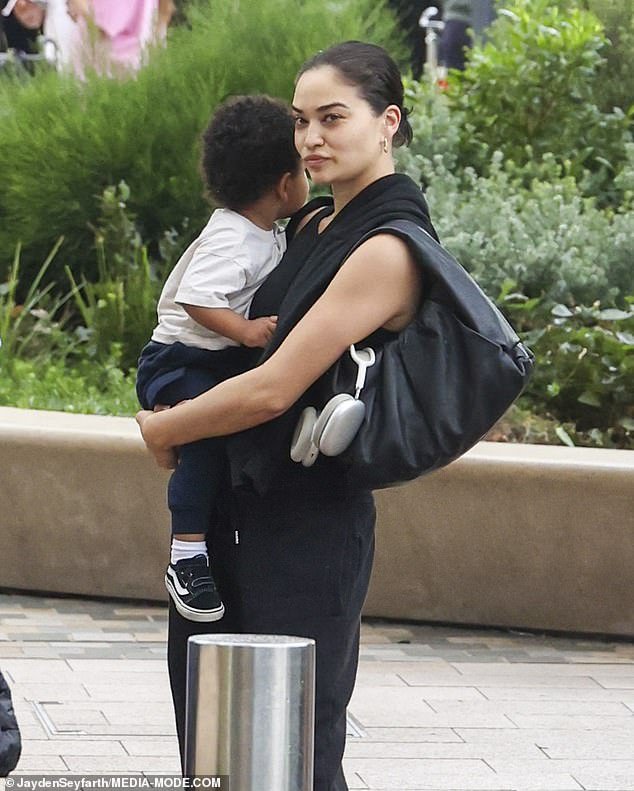 Shanina wore black sweatpants and a sleeveless top, along with a pair of New Balance sneakers