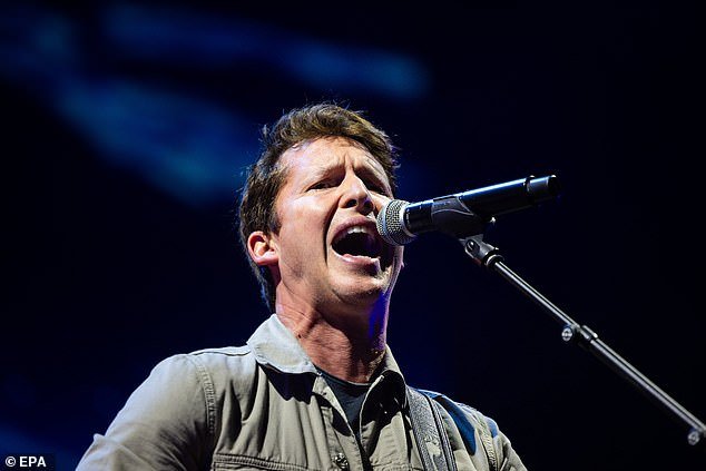 Carrie also formed an unlikely friendship with British singer-songwriter James Blunt