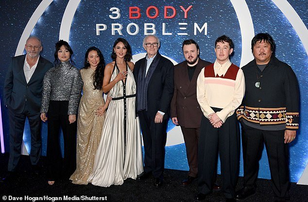 Then the entire main cast came together for a group photo, with Eiza standing center stage with co-star Sir Jonathan Pryce