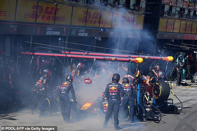 The world champion was not visible due to thick smoke coming from the back of a car due to a defect in the right rear brake