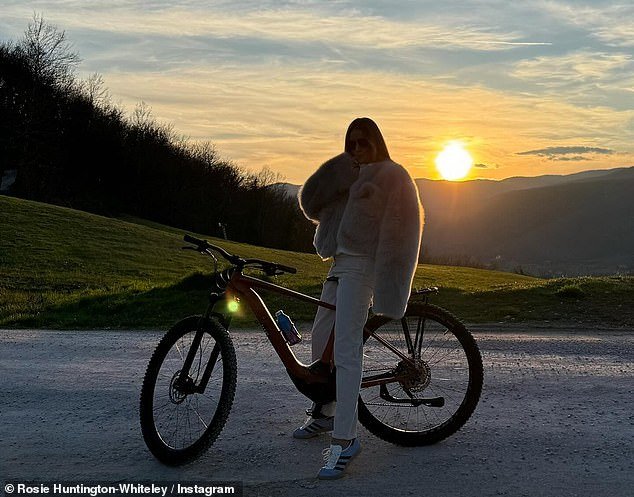 As the sun set, Rosie hopped on her bike, having sensibly swapped her slippers for trainers