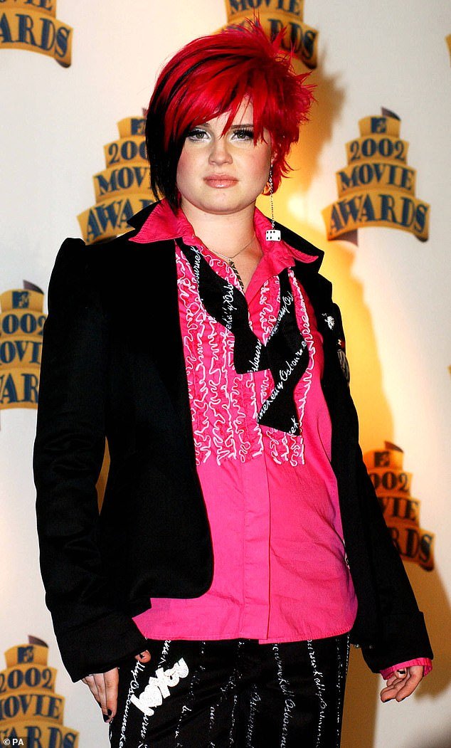 Kelly at age 17 wearing a black and red asymmetrical bob backstage at the 2002 MTV Movie Awards in Los Angeles