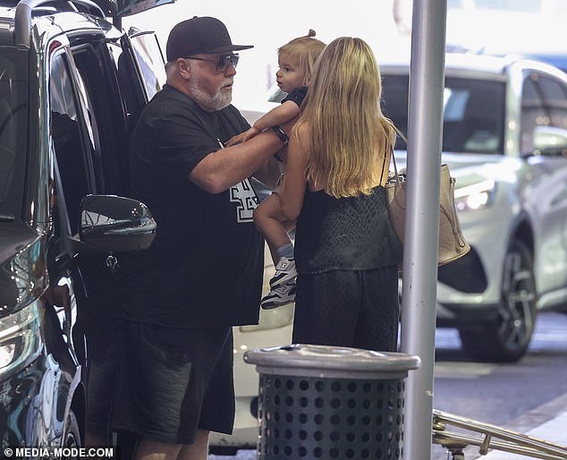 Kyle was sweetly seen carrying his son Otto as they stepped out of their vehicle at the airport for their flight