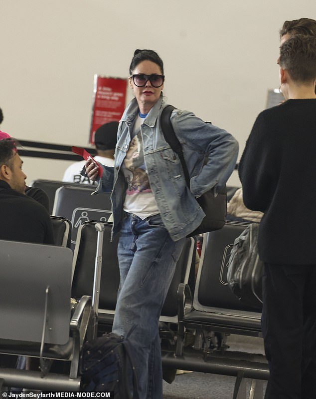 Lene was dressed for her flight and wore blue jeans, a matching jacket and a T-shirt