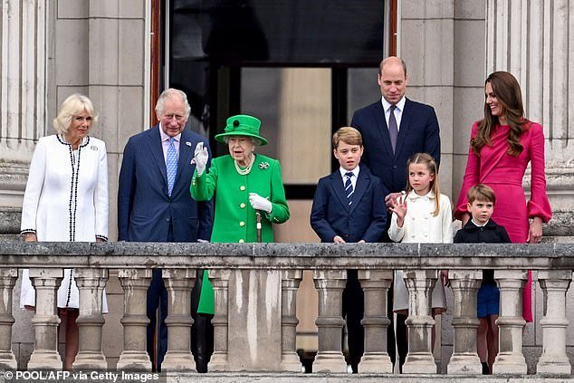 The late queen's final balcony appearance at Buckingham Palace demonstrated the monarch's devotion to duty above all, royal experts say – and showed a beautiful insight into her relationship with her son.