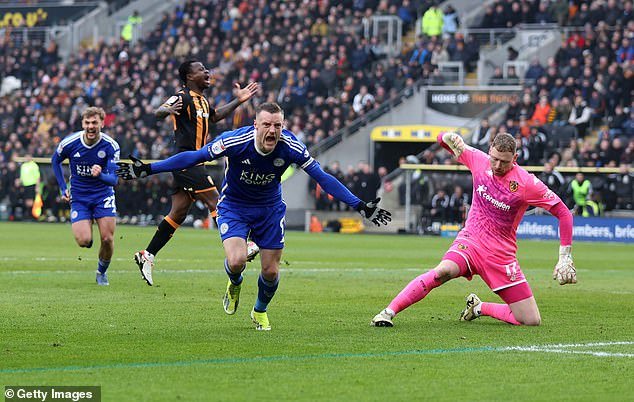 Jamie Vardy celebrates after drawing Leicester level against Hull City for the second time