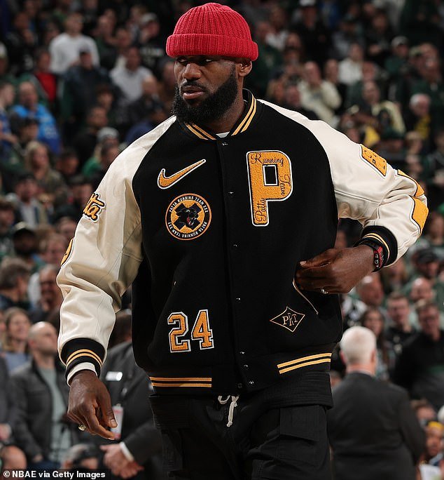 LeBron James did a little trolling while sitting on the bench during the Lakers-Bucks game