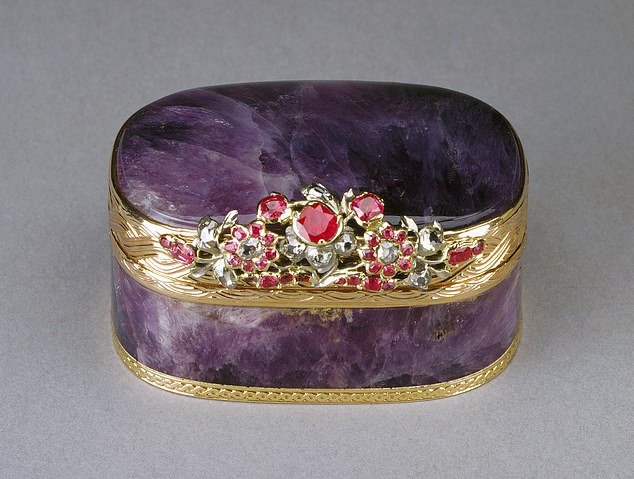 A German snuff box with jewels, made in 1770. This can be seen in the new exhibition