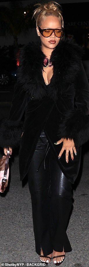 For the occasion, she impressed in black leather pants and a long black coat with a luxurious fur trim