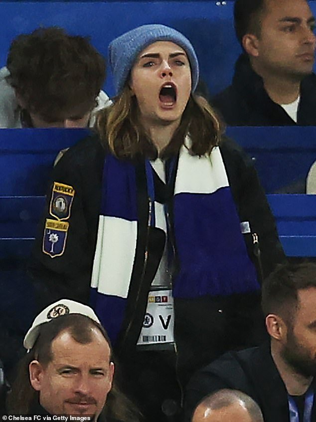 On Thursday evening, former Chelsea supporter Cara took a well-deserved break from her performances to watch her beloved team beat Manchester United 4-3 at Stamford Bridge.