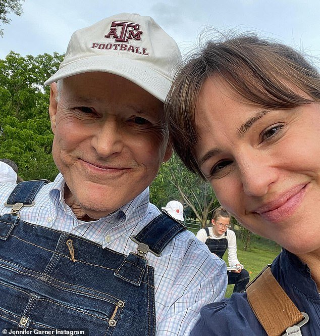 Garner's father, William John Garner, died at the age of 85.  The actress announced this in a heartbreaking statement on Monday.
