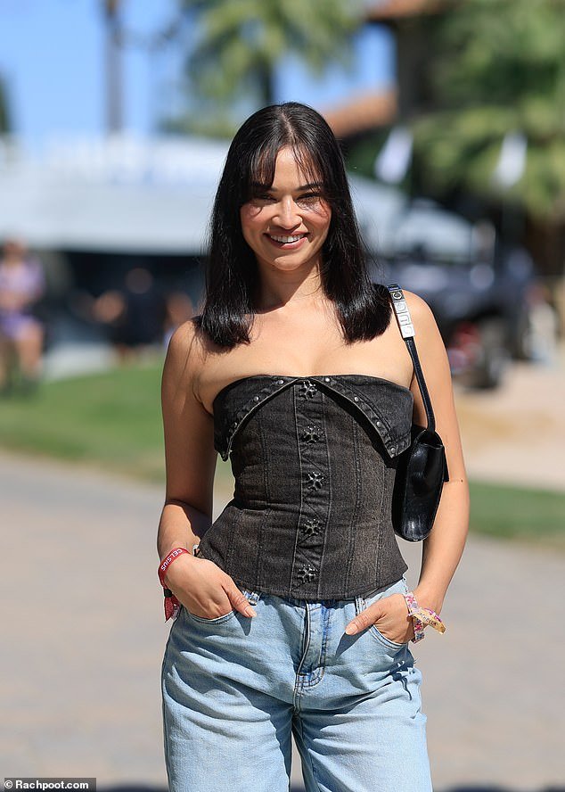 Accessorizing with a black Gucci handbag, Shanina showed off her brand new hairstyle, which consisted of long curtain bangs to shape her face