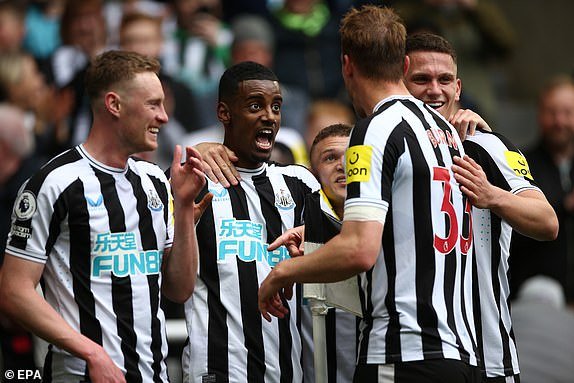 epa10587668 Alexander Isak (2-L) of Newcastle celebrates with teammates after scoring the 5-0 goal during the English Premier League football match between Newcastle United and Tottenham Hotspur in Newcastle, Great Britain, April 23, 2023. ONLY FOR EPA /ADAM VAUGHAN EDITORIAL USE.  No use of unauthorized audio, video, data, fixtures, club/league logos or 'live' services.  Online use during matches limited to 120 images, no video emulation.  No use in betting, competitions or publications about one club/competition/player
