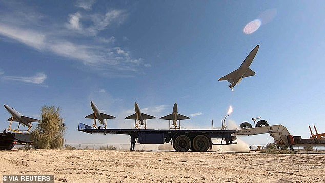Iran launched a terrifying attack on Israel by sending about 100 drones.  In the photo: Iranian drones during a military training exercise