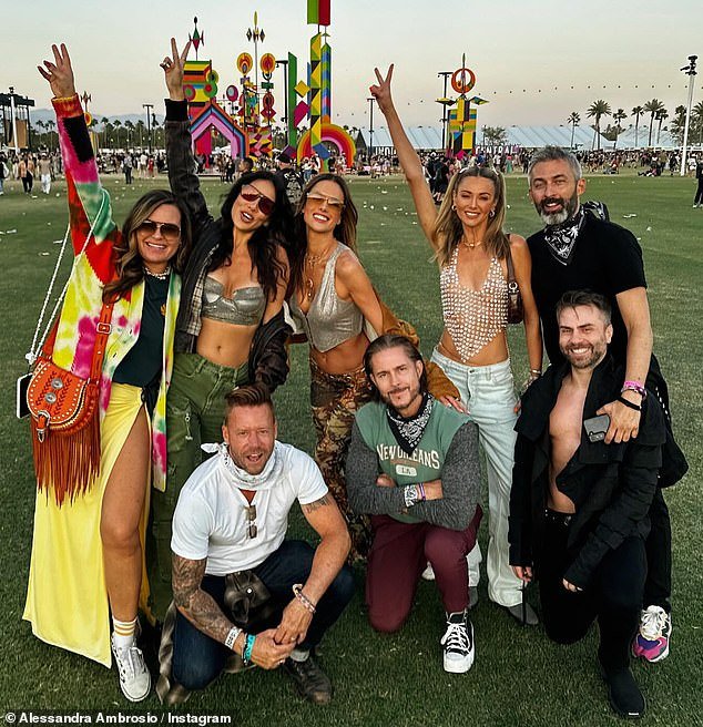 The model posed with her group of friends which consisted of influencers, models and filmmakers