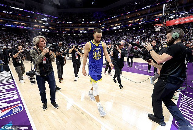 Curry leaves the court in Sacramento after the disastrous loss to the struggling No. 10 seed