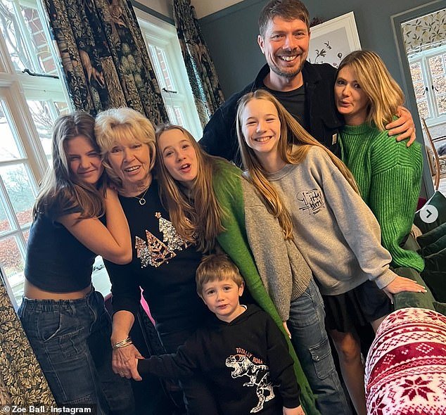On social media, Zoe shared a photo of her mother surrounded by family members